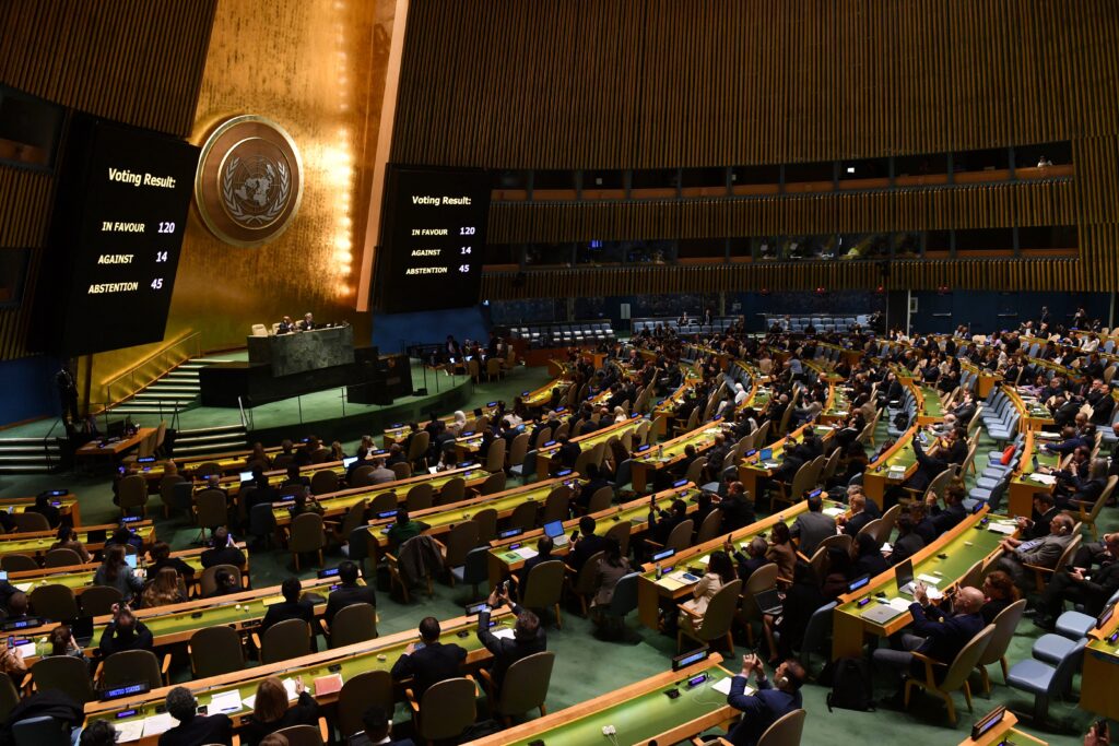 国連総会軍縮・国際安全保障委員会は金曜日、日本主催で核兵器廃絶を求める年次決議を採択した。 （AFP）