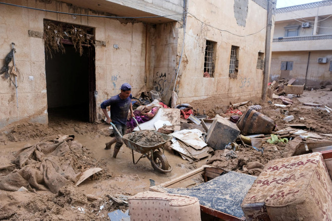 2023年9月28日、リビアのデルナで壊滅的な洪水被害に見舞われた家屋を清掃する作業員（ロイター通信）