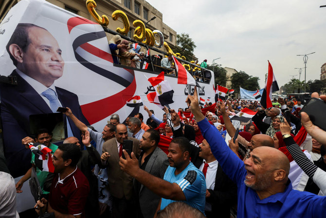 2023年10月2日、エジプトのギザで、12月の大統領選挙への立候補を支持する集会に参加するアブドゥルファッターハ・エルシーシ大統領の支持者たち。(ロイター）