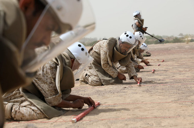 イエメンの戦場で作業する地雷除去の専門家たち。(マサム/写真）