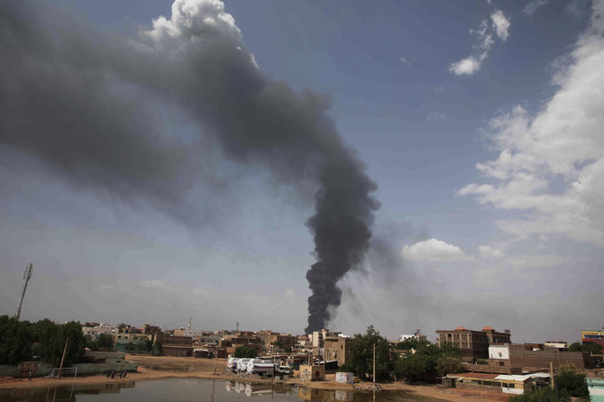 スーダン軍と準軍事組織「即応支援部隊」との戦闘が続く中、ハルツーム上空に立ち昇る煙。(AP)