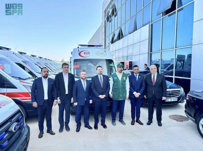サウジアラビアのサルマン国王人道援助救援センター（KSrelief）は、トルコ保健省に完全装備の救急車20台を寄贈した。（SPA）