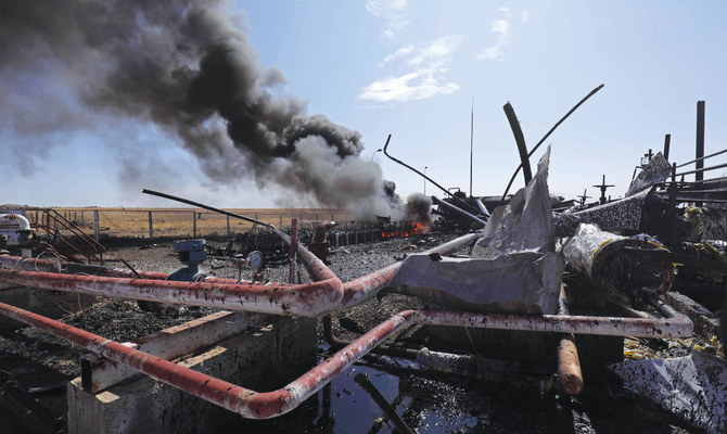 トルコ軍の空爆後、シリアのクルド人支配地域である北東部ハサケ県にあるババシ石油施設から煙が上がっている。（AFP）
