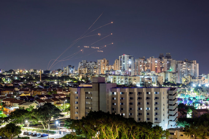 イスラエルのミサイル迎撃システム「アイアンドーム」が、ガザ地区から発射されたロケット弾を迎撃、2023年10月7日イスラエル南部アシュケロンから撮影。（ロイター通信）