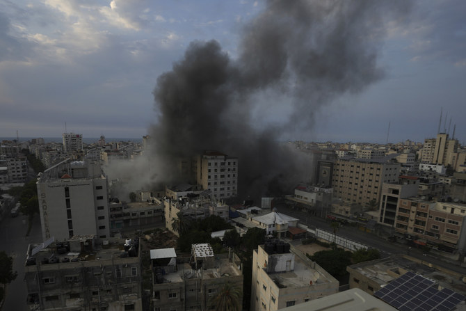 2023年10月8日日曜日、ガザ市でのイスラエル軍の空爆後、イスラム国立銀行で起きた爆発から立ち上る煙。(AP)