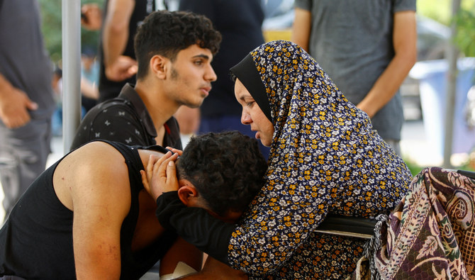 8日、ガザ地区南部のハーンユーニスにおいて、娘と2人の息子の葬儀を前にしたパレスチナ人女性サブリーン・アブ・ダッカ氏の様子。娘と息子たちはイスラエルの空爆で死亡した。（ロイター）