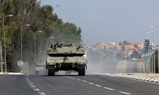 2023年10月8日、イスラエル南部のスデロット近く、ガザ地区からハマスの武装集団による大規模な侵入を受けて道路を走行するイスラエルの戦車。（ロイター）