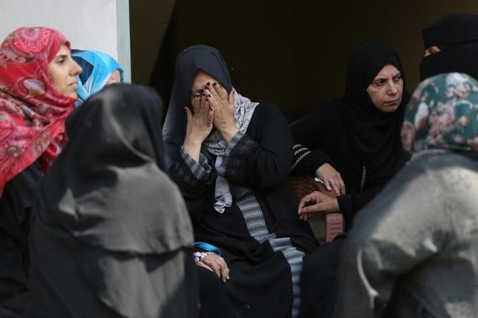 イスラエル軍によるガザ地区南部への空爆で死亡したアブ・ダカ一家を悼む親族たち。ベンヤミン・ネタニヤフ首相は、今後「長く困難な」戦争になると警告した。(AFP＝時事）