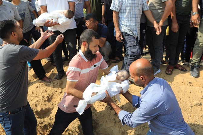 イスラエル軍によるガザ地区南部への空爆で死亡したアブ・ダカー家の幼児の遺体を運ぶ親族。(AFP＝時事）