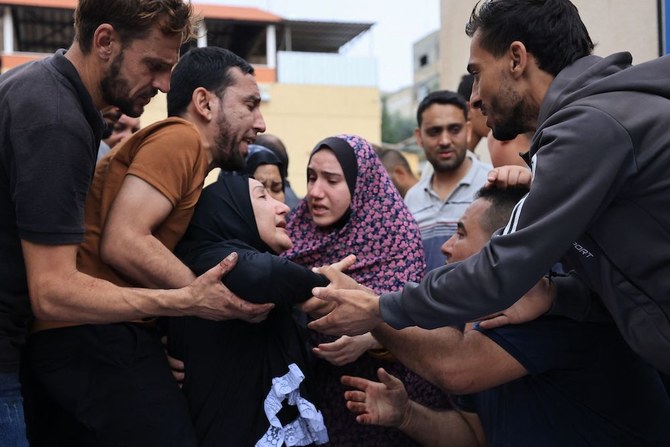 イスラエル軍とハマス武装勢力との戦闘による1000人超の死傷者の中には、少なくとも9人の米国人が含まれている可能性がある。写真上：2023年10月9日、ガザ地区のジャバリア難民キャンプに対するイスラエル軍の空爆後、親族の死を悼むパレスチナ人たち。(AFP) 