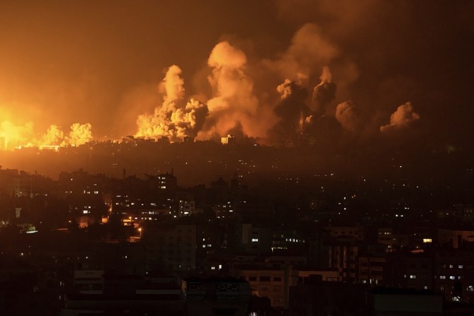 ガザ市でのイスラエル軍の空爆後、炎と煙が上がる。(AP)