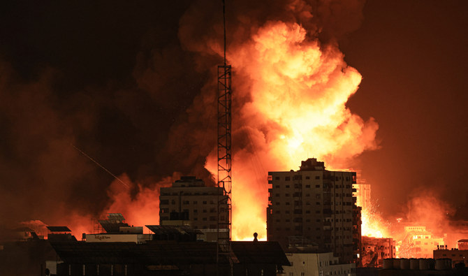2023年10月9日、イスラエルのガザ地区への爆撃の最中火の玉が上がる。（AFP）