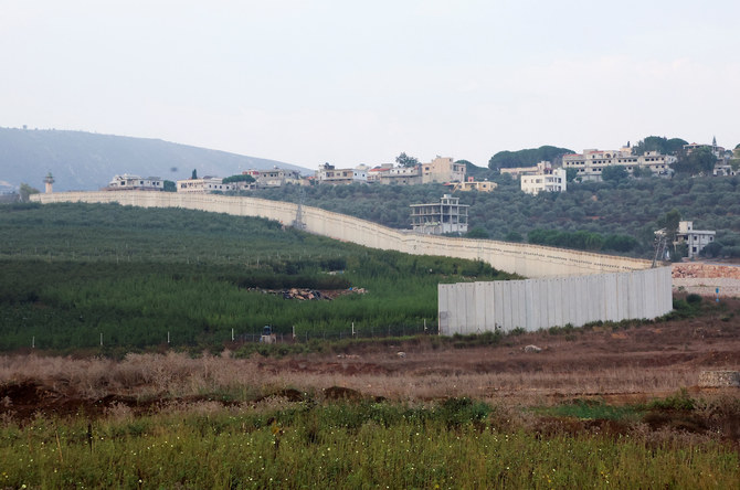 2023年10月10日、イスラエルとの国境近くにあるレバノン南部の町キアムから見た国境の壁。(ロイター）