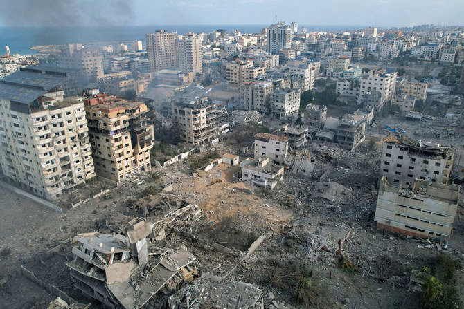 イスラエル軍によるガザ地区への空爆で、激しく損傷した建物。2023年10月10日空撮。（AFP通信）
