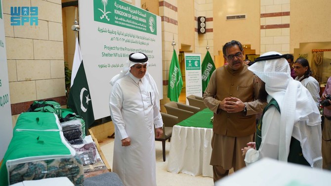 サウジアラビアのナワーフ・ビン・サイード・アル・マルキ駐パキスタン大使、パキスタンのアニーク・アフマド宗教問題・異教徒間調和担当相、KSreliefパキスタン支部長のハリド・アル・オスマニ博士が開始セレモニーに出席した。（SPA）
