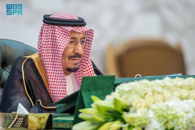リヤドで開催された閣僚理事会では、サルマン・ビン・アブドゥルアジーズ・アル・サウード国王が議長を務め、皇太子による会談に関するブリーフィングを受けた。(SPA)