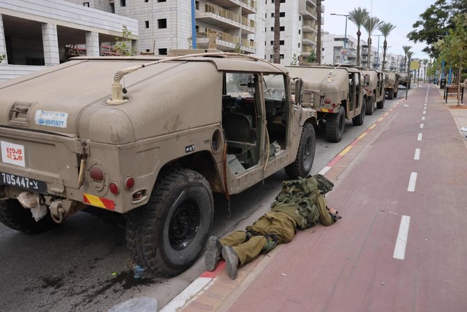 ガザ地区からのロケット弾攻撃の中、身を守るイスラエル軍兵士たち。スデロット。（AFP）