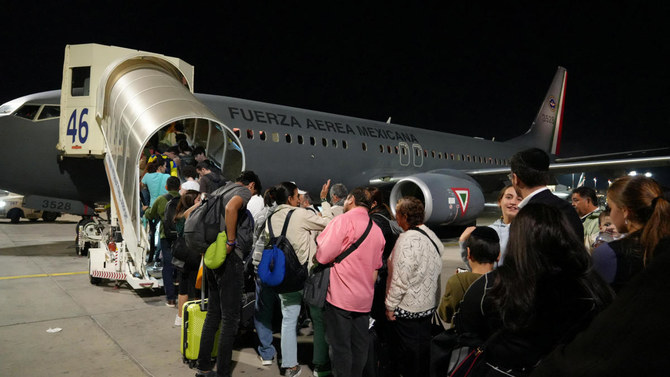 ベン・グリオン国際空港で、メキシコへ帰還のためにメキシコ国防事務局（SEDENA）の飛行機に乗り込むメキシコ人たち（ロイター）