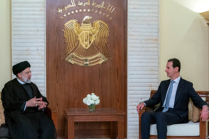 資料写真：バッシャール・アル・アサド大統領とイランのイブラヒム・ライシ大統領 （AFP）