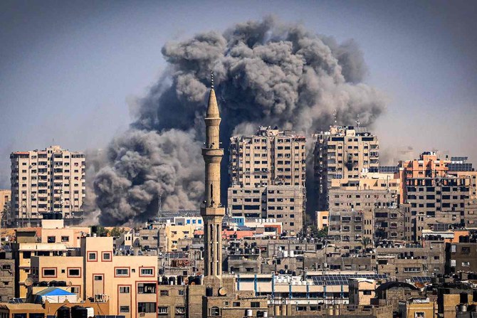 2023年10月12日、イスラエルとハマスとの戦闘が続く中、ガザ市ではイスラエル軍の空爆で煙が立ち上っている。(AFP)