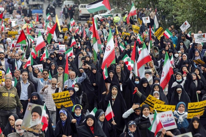 2023年10月13日、首都テヘランで反イスラエルのデモ集会に参加し、パレスチナ人との連帯を示すイラン人。（AFP）