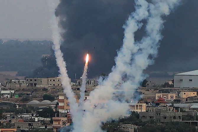 2023年10月11日、パレスチナ武装勢力がガザ地区南部のラファからイスラエルに向けてロケット弾を発射する様子。（AFP通信）