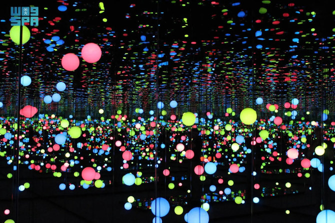 日本のアーティスト、草間彌生氏の素晴らしい傑作「ブリリアンス・オブ・ザ・ソウルズ」の資料写真。色とりどりの光の球がさまざまな高さと間隔で天井から吊り下げられている。（ソーシャルメディア写真）