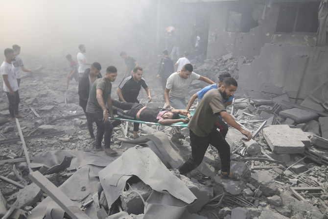 イスラエルによる空爆の後、負傷者を避難させるパレスチナ人ら。2023年10月12日(木)、ガザ地区南部のラファ難民キャンプ。(AP)
