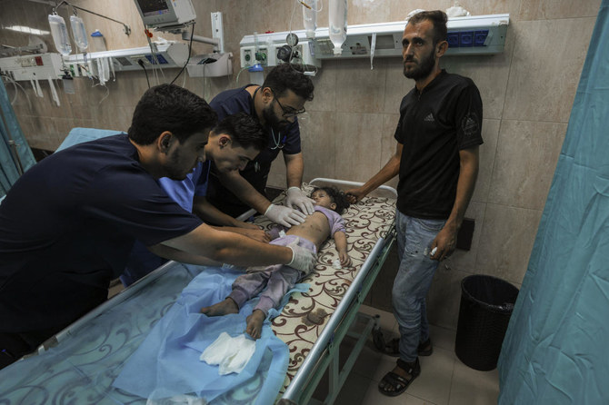 2023年10月15日日曜日、ガザ地区中部のデイル・エル・バラにあるアル・アクサ病院で治療を受ける、イスラエル軍の空爆で負傷したパレスチナ人の子ども。(AP)