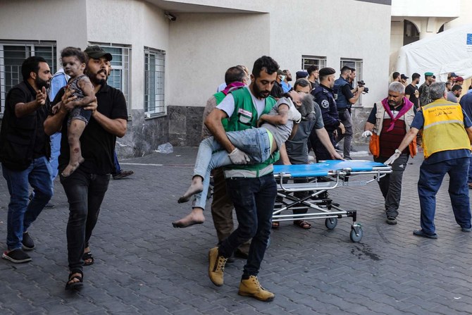 2023年10月15日、イスラエルの攻撃で負傷しガザ市のアル・シファ病院に救急搬送される子どもたち。（AFP）
