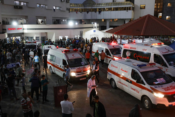 2023年10月15日、ガザ市街にあるアル・シファ病院の救急病棟の入り口に群がる、イスラエル空爆の被害者を乗せた救急車（写真提供：ダウッド・ネメル / AFP）