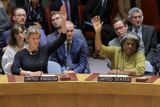 バーバラ・ウッドワード英国連大使とリンダ・トーマス＝グリーンフィールド米国連大使が決議案に反対票を投じる。(ロイター）