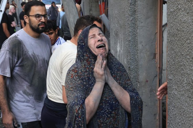 ガザ地区南部のラファ難民キャンプへのイスラエル軍による空爆を受けたパレスチナ人の反応 (AFP)