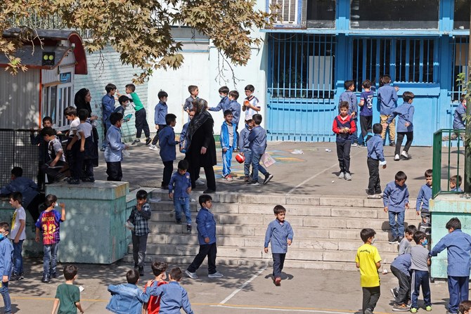 テヘランの学校で一緒に遊ぶイランの児童たち（AFP）
