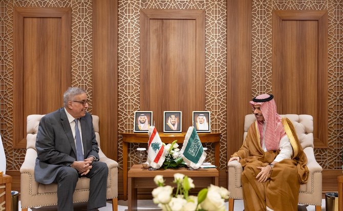 18日、レバノン外相のアブドラ・ベンハビブ氏と会談するサウジアラビア外相のファイサル・ビン・ファルハーン王子。（SPA）