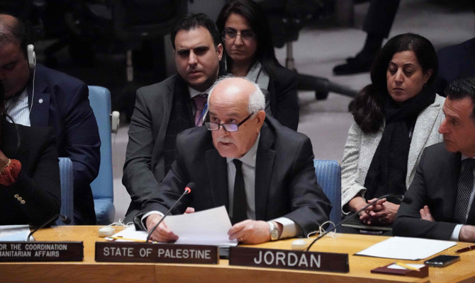 国連で開かれたパレスチナ問題を含む中東情勢に関する安全保障理事会で発言するリヤド・マンスール国連パレスチナ大使（2023年10月18日、ニューヨーク）。(AFP＝時事）