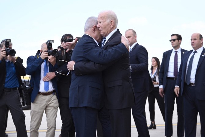 イスラエルのネタニヤフ首相（左）が、テルアビブのベン・グリオン空港に到着したバイデン米大統領を抱き締めているところ。（AFP）