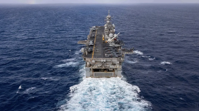 この米海軍からの配布写真では、ワスプ級強襲揚陸艦「USSバターン」が2023年7月20日に大西洋を航行している。（AP通信/資料写真）
