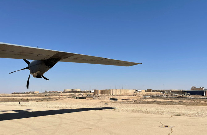 2021年7月8日撮影のこの写真には、イラク西部アンバール県にある駐留米軍のアイン・アル・アサド空軍基地の滑走路上のC-130ハーキュリーズ・ターボプロップ軍用輸送機が写っている。2023年10月19日には、ドローンとロケット弾がこの基地を標的とした攻撃を行い、複数の爆発音が同基地内で鳴り響いた。（AFP / 資料写真）