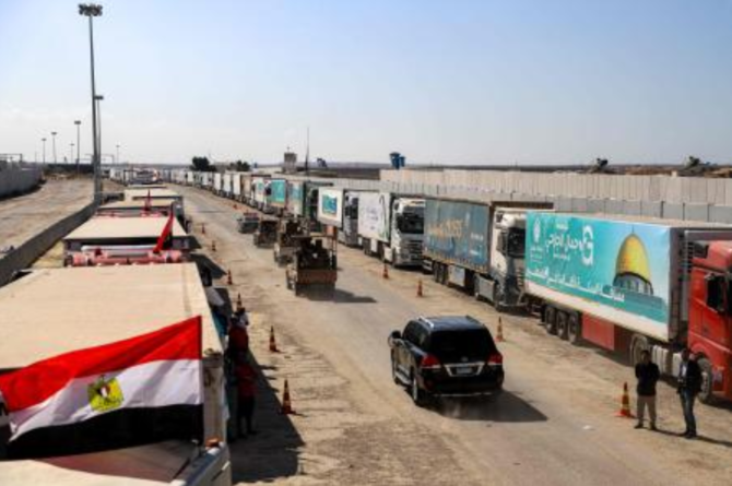 2023年10月20日、ガザ地区との国境にあるラファ検問所のエジプト側ゲート付近で、国連事務総長を乗せた車両を護衛するエジプト陸軍車両と警備部隊。（AFP）