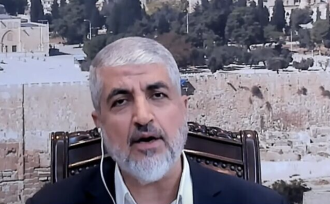ハマス幹部のハーリド・マシャアル氏は、同テロ集団は10月7日のイスラエル攻撃がもたらす結果をよく認識していると延べ、「解放」を勝ち取るためにはパレスチナ人の命を犠牲にする必要があると付け加えた。（スクリーンショット/アル・アラビーヤ）