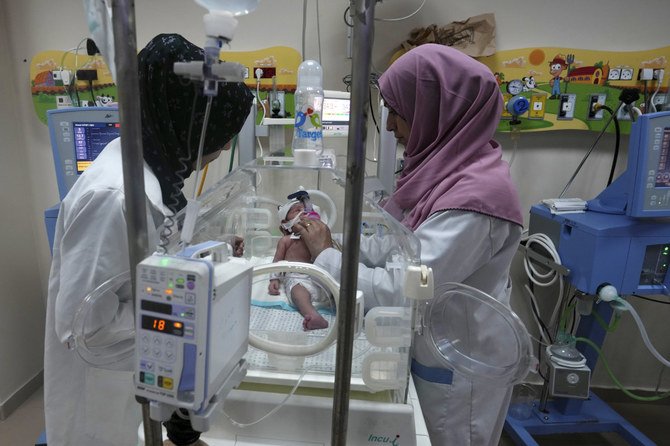 2023年10月22日、ガザ地区のデイルバラハにあるアル・アクサ病院で、早産児に対応するパレスチナ人医師たち。（AP/写真：Adel Hana）