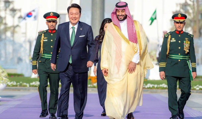 サウジアラビアのムハンマド・ビン・サルマン皇太子との会談において両者は、最近の地域および世界の情勢に加え、両国間の協調と関係を強化する方法について話し合った。（SPA）