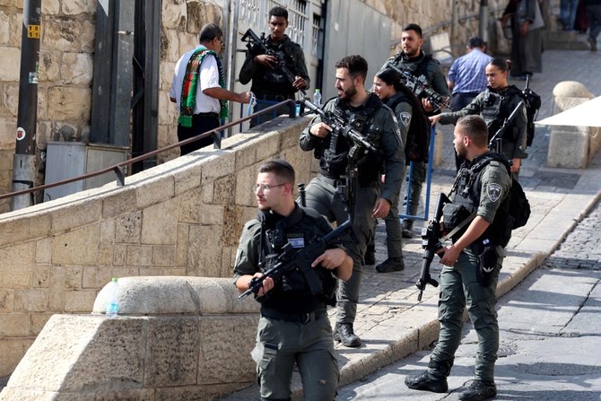 イスラム教徒の参拝者がアル・アクサモスクへ向かうためにライオン門にやって来る中で、監視にあたるイスラエル国境警察。(AFP)
