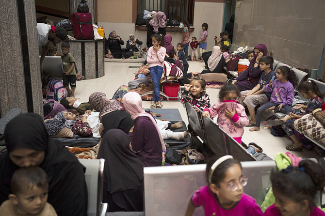 金曜日、ガザ地区の病院に避難するパレスチナ人たち（AP）
