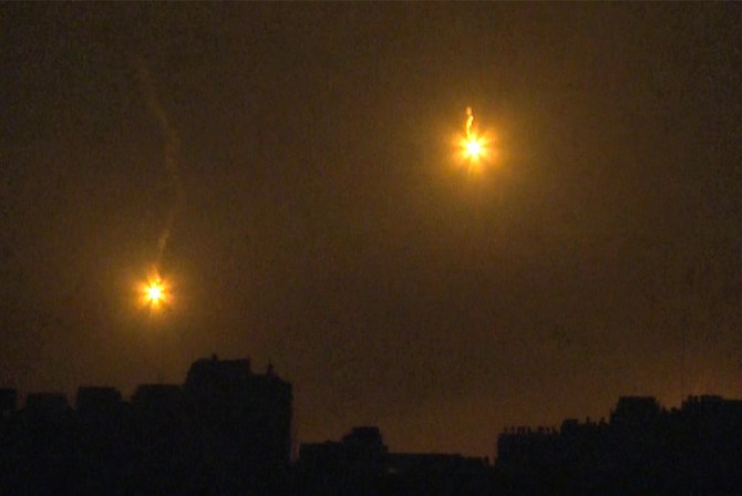 容赦ない激しい砲撃がガザの上空を照らした。（AFP/ファイル）