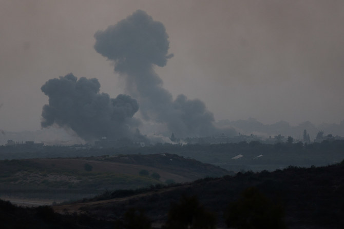 イスラエル南部、ガザとの国境から見た光景。ガザ地区から煙が立ち上っている。2023年10月28日（ロイター）