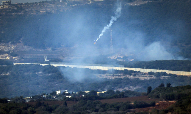 2023年10月28日、国境での小競り合いが激化する中、イスラエル北部からレバノン南部の国境の村アイタ・アル・シャアブ上空に向けて発砲された照明弾。(AFP＝時事）