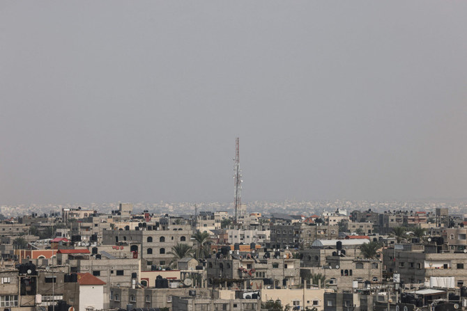 2023年10月28日、イスラエルとパレスチナ武装勢力ハマスとの戦闘が続く中、ガザ地区南部のラファで撮影された、電話とインターネットの信号を中継する通信塔のアンテナ。（AFP通信）