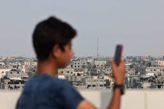 2023年10月28日、イスラエルとパレスチナ武装勢力ハマスとの戦闘が続く中、ガザ地区南部のラファで撮影された、電話とインターネットの信号を中継する通信塔のアンテナ。(AFP通信)